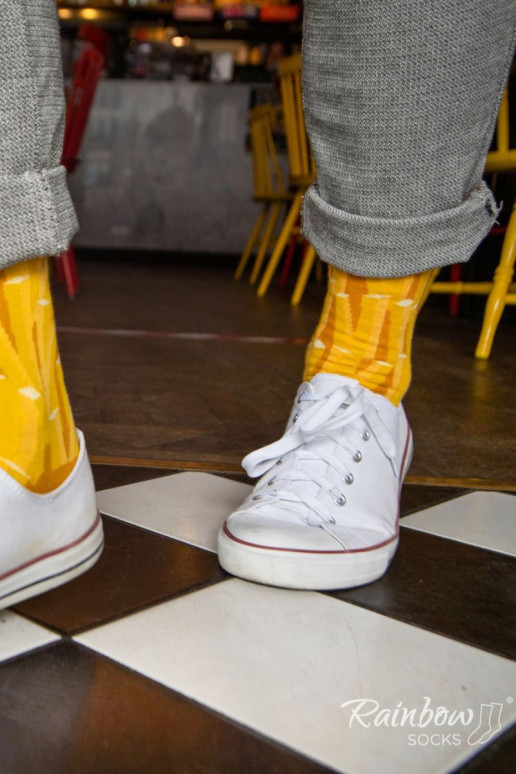 2 paires de chaussettes colorées dans une boîte
