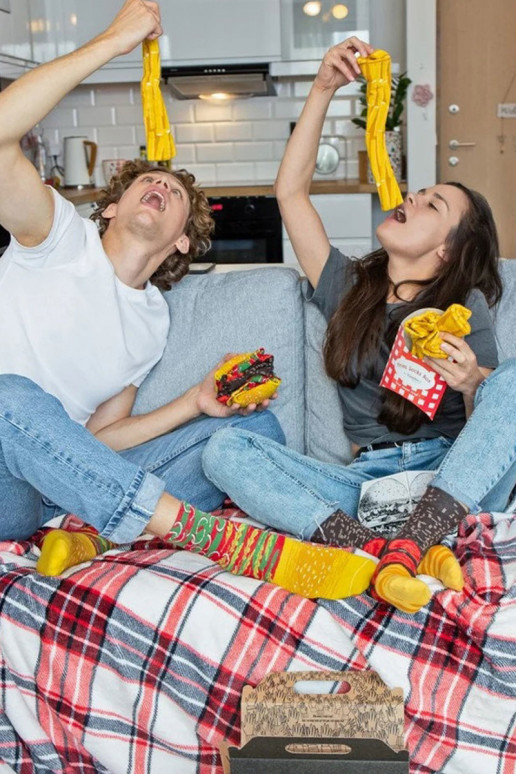 4 paires de chaussettes colorées dans une boîte 4 paires de chaussettes colorées dans une boîte