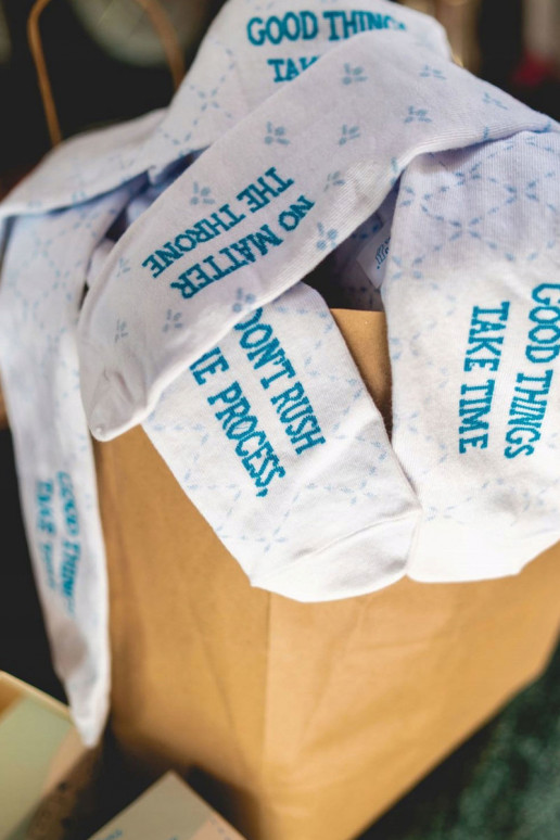 2 paires de chaussettes colorées dans une boîte 2 paires de chaussettes colorées dans une boîte