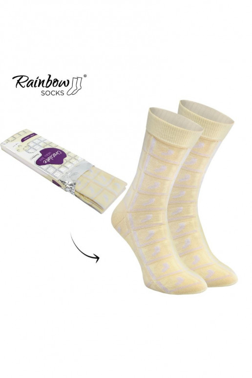 paire de chaussettes colorées dans une boîte