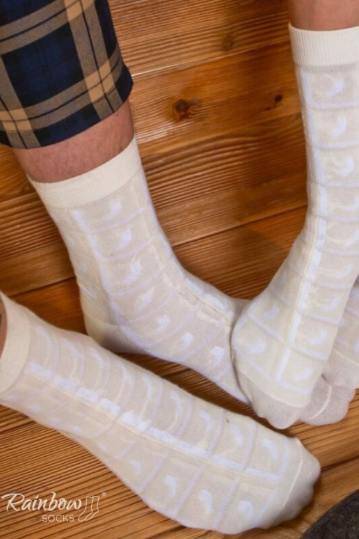 paire de chaussettes colorées dans une boîte