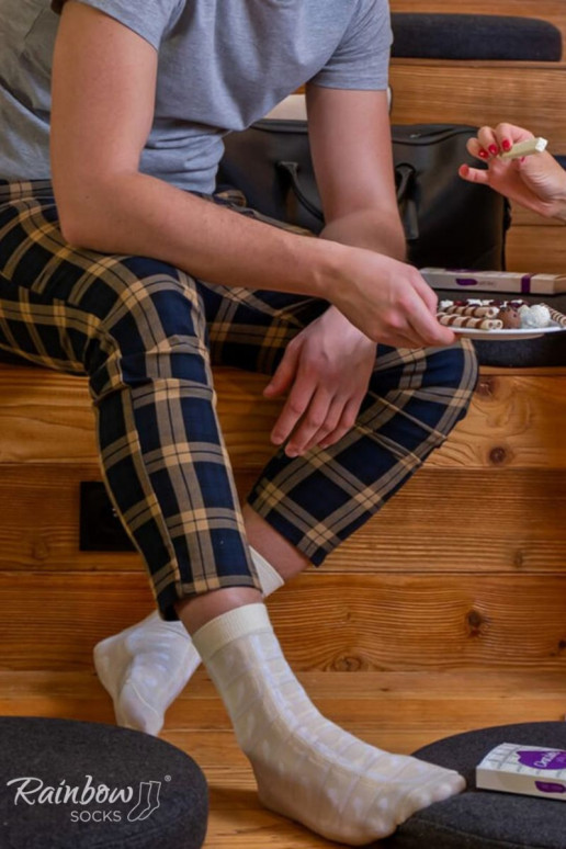 paire de chaussettes colorées dans une boîte