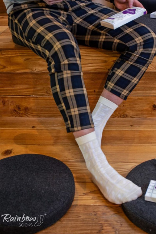 paire de chaussettes colorées dans une boîte