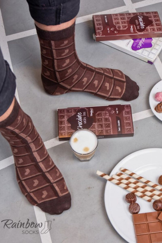 paire de chaussettes colorées dans une boîte