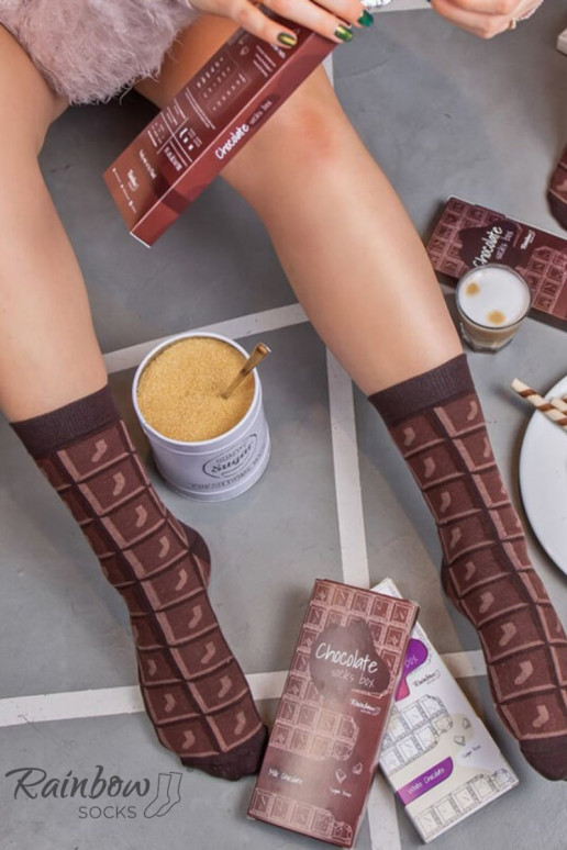 paire de chaussettes colorées dans une boîte paire de chaussettes colorées dans une boîte