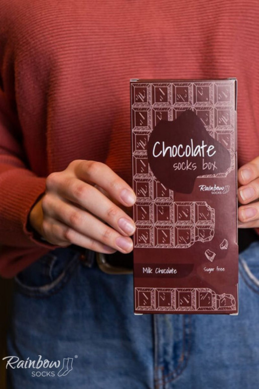 paire de chaussettes colorées dans une boîte paire de chaussettes colorées dans une boîte