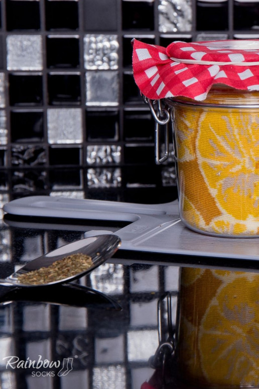 2 paires de chaussettes colorées dans une boîte 2 paires de chaussettes colorées dans une boîte