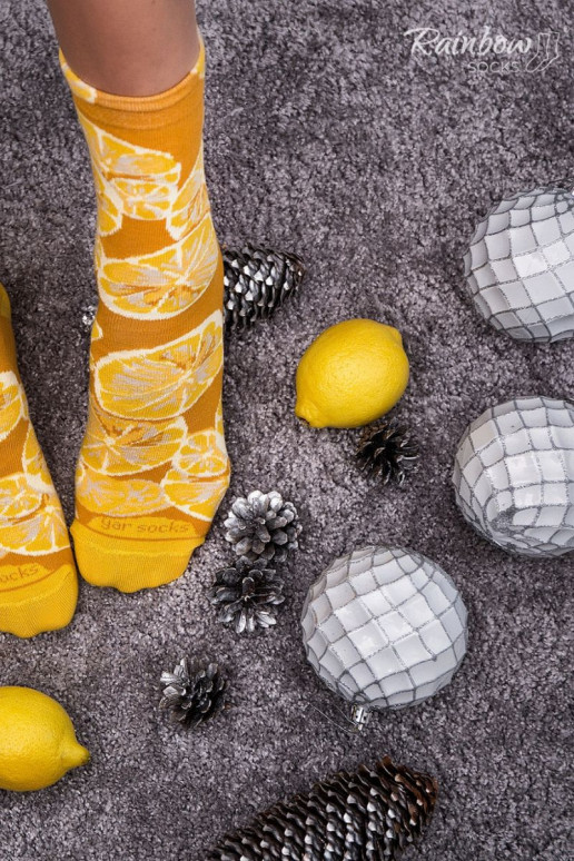 2 paires de chaussettes colorées dans une boîte 2 paires de chaussettes colorées dans une boîte