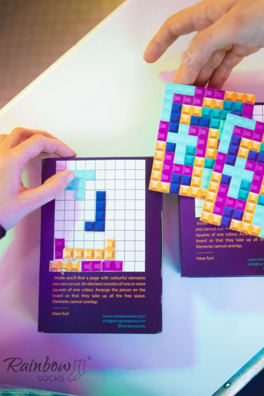 2 paires de chaussettes colorées dans une boîte