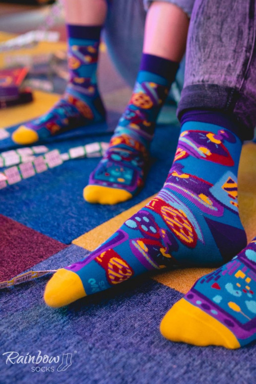 2 paires de chaussettes colorées dans une boîte
