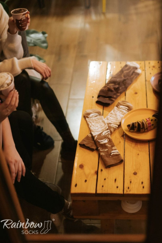 1 paire de chaussettes colorées couleur cappuccino dans une boîte 1 paire de chaussettes colorées couleur cappuccino dans une boîte