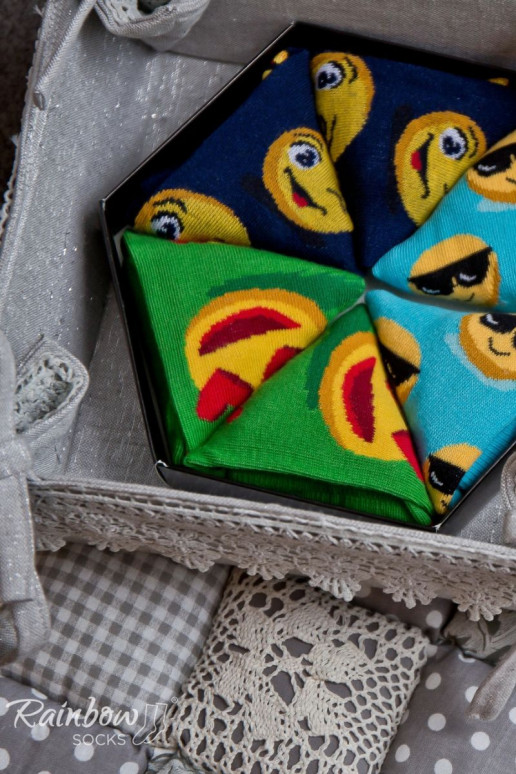 3 paires de chaussettes colorées dans une boîte