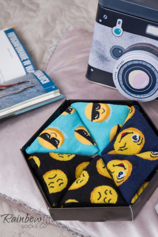 3 paires de chaussettes colorées dans une boîte