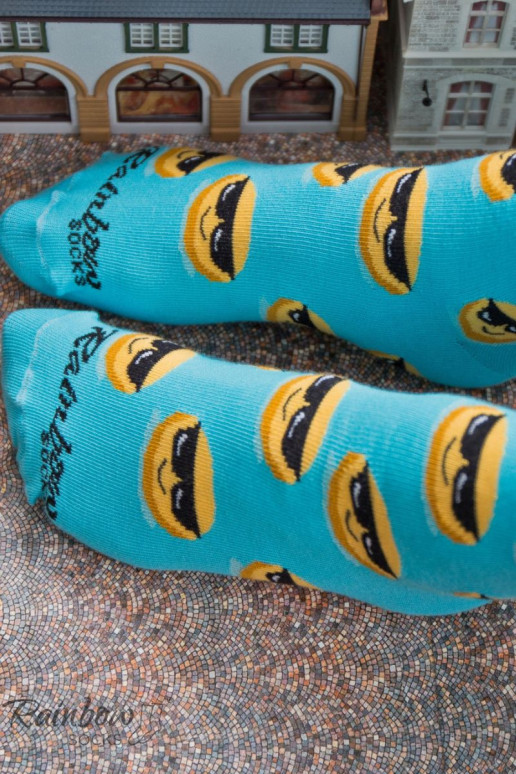 3 paires de chaussettes colorées dans une boîte