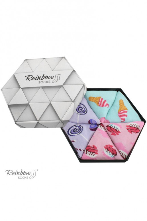 3 paires de chaussettes colorées dans une boîte 3 paires de chaussettes colorées dans une boîte