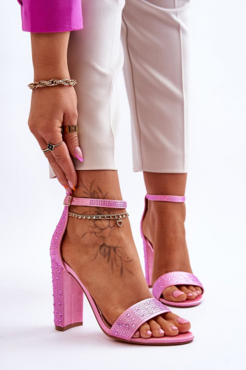 Élégantes sandales à talons hauts avec œillets scintillants de couleur rose Idéaliste