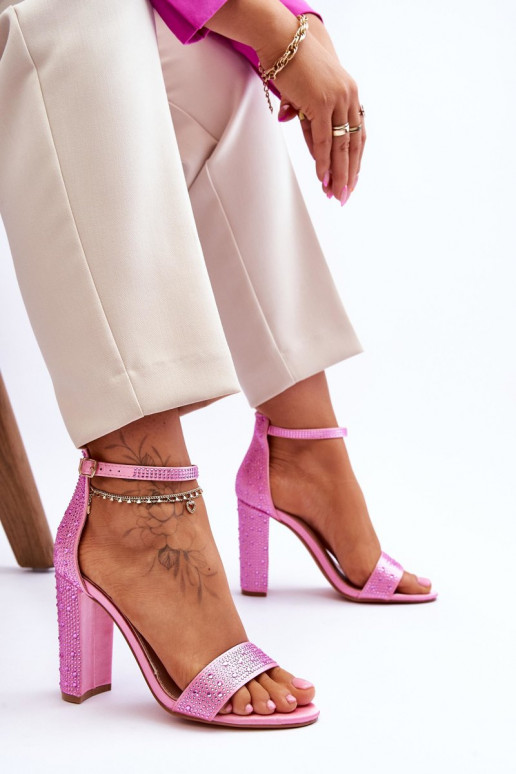 Élégantes sandales à talons hauts avec œillets scintillants de couleur rose Idéaliste Élégantes sandales à talons hauts avec œillets scintillants de couleur rose Idéaliste