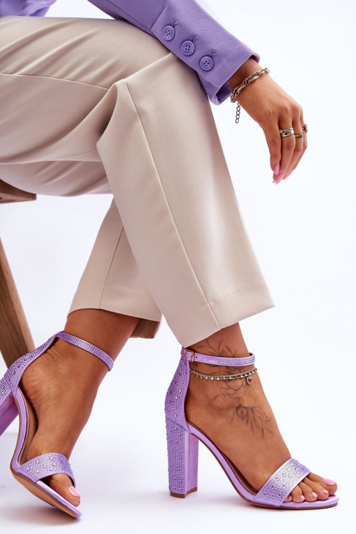 Élégantes sandales à talons hauts avec œillets scintillants de couleur Violet Idéaliste