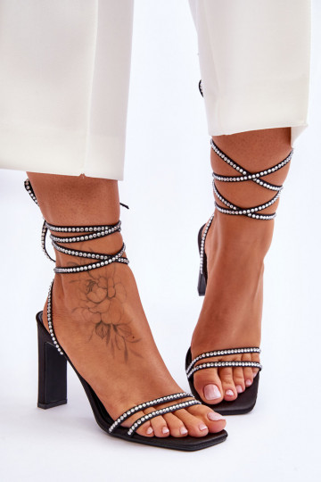 Sandales élégantes à lacets avec rivets de couleur noire Nessy
