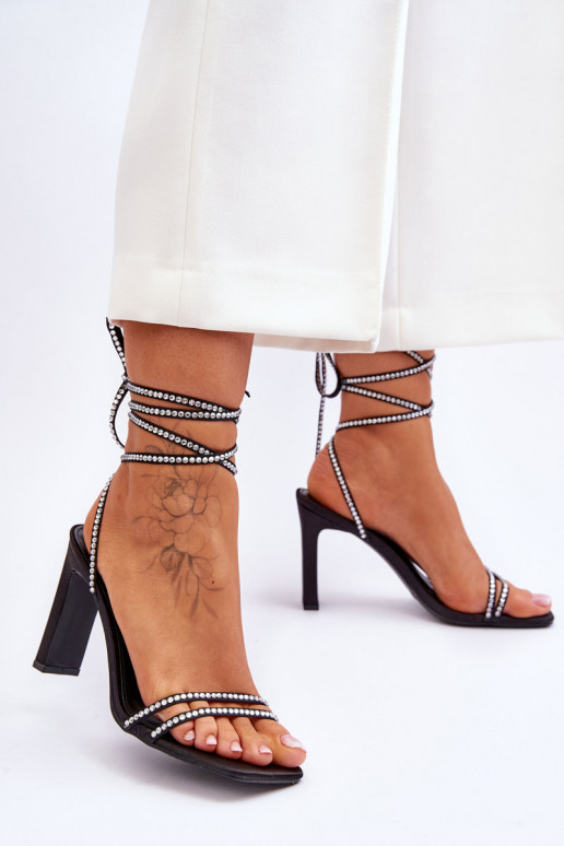 Sandales élégantes à lacets avec rivets de couleur noire Nessy