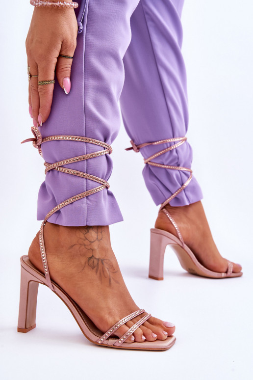 Sandales élégantes à lacets et rivets Nude Nessy