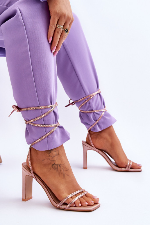 Sandales élégantes à lacets et rivets Nude Nessy