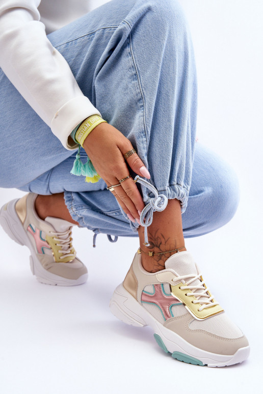 Chaussures modèle baskets avec lacets de différentes couleurs par Cortes Chaussures modèle baskets avec lacets de différentes couleurs par Cortes