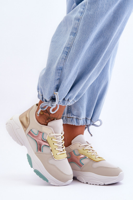 Chaussures modèle baskets avec lacets de différentes couleurs par Cortes Chaussures modèle baskets avec lacets de différentes couleurs par Cortes