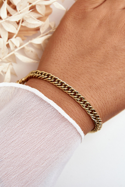 Le bracelet est en or Le bracelet est en or