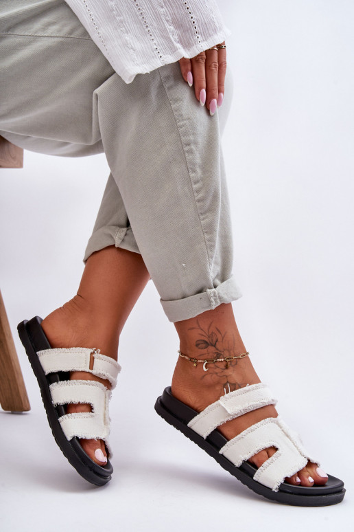 Chaussons à fermetures adhésives de couleur blanche Lamirose