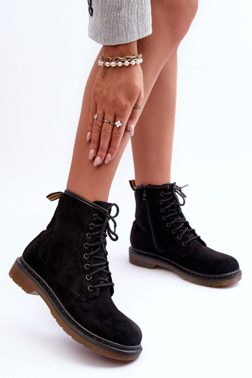 Bottines en daim à talons larges couleur noir Asteoris Bottines en daim à talons larges couleur noir Asteoris