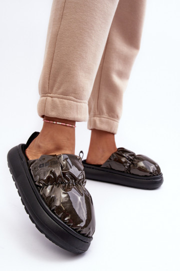 avec des pantoufles brillantes couleur noire Big Star MM274130