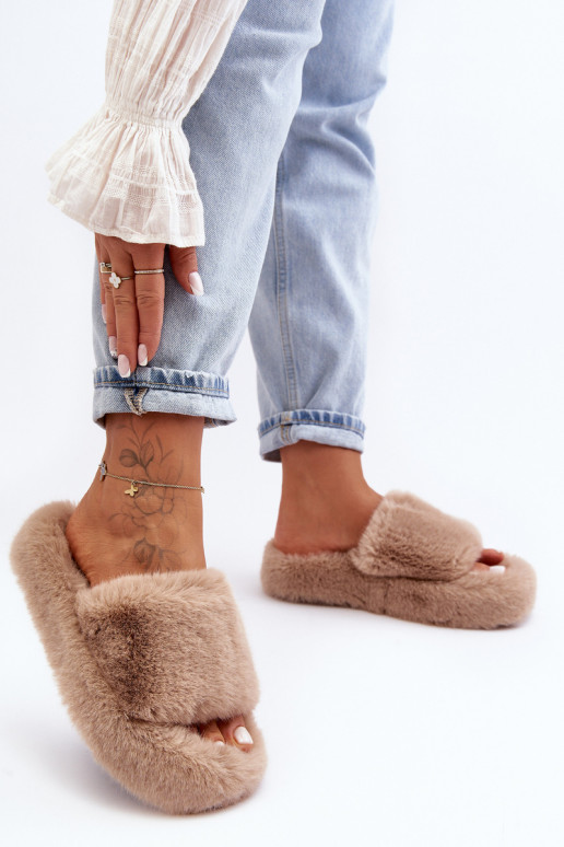 avec un manteau de fourrure Chaussons Féminin beige Biella