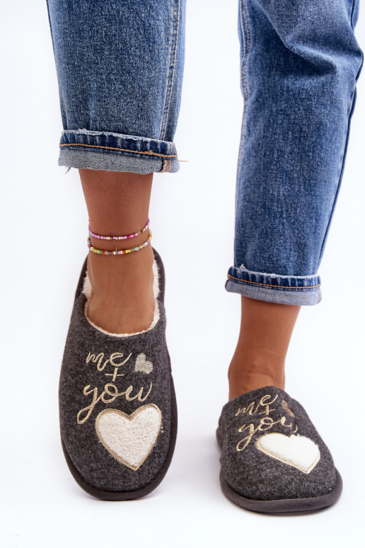 Mabira, un modèle classique, est réchauffée par un modèle audacieux de couleur grise Mabira, un modèle classique, est réchauffée par un modèle audacieux de couleur grise