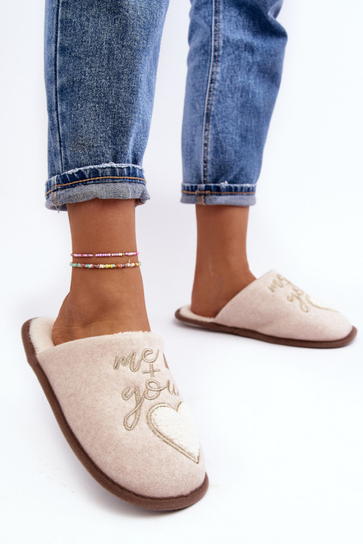 Chaussons modèle classique Couleur beige chaud Mabira du modèle résistant