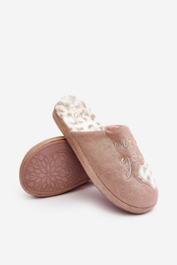 avec des pantoufles brillantes rose Geraja