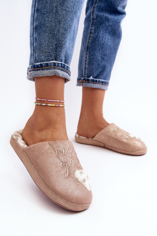 avec des pantoufles brillantes rose Geraja