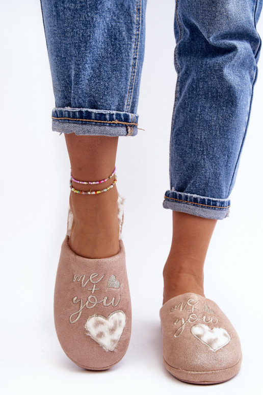 avec des pantoufles brillantes rose Geraja