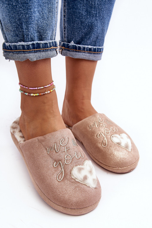 avec des pantoufles brillantes rose Geraja