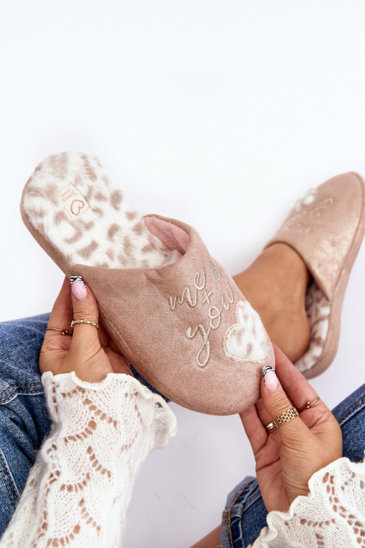 avec des pantoufles brillantes rose Geraja avec des pantoufles brillantes rose Geraja