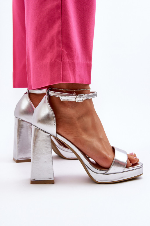 Talons hauts argentés en daim à bout carré Merila