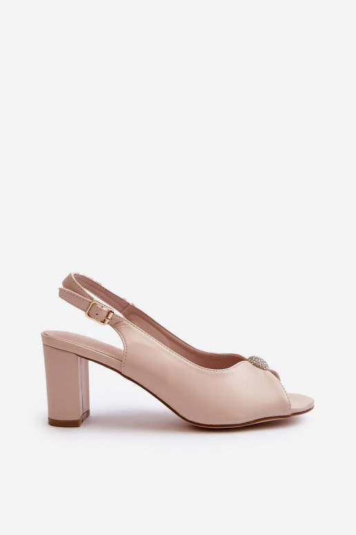 Sandale Trasea dans un style élégant avec des talons avec des ornements