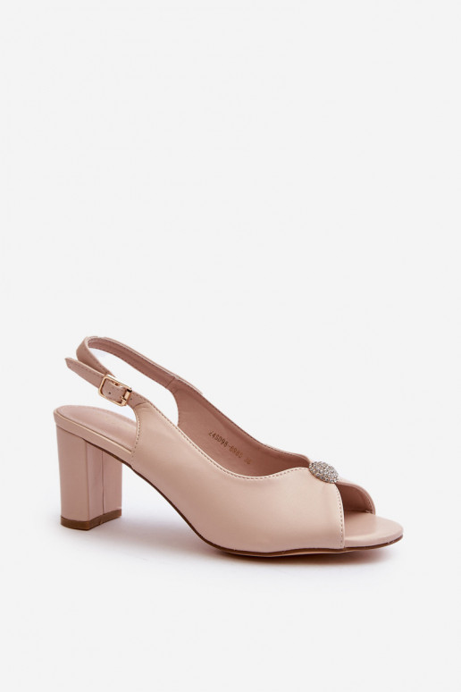 Sandale Trasea dans un style élégant avec des talons avec des ornements