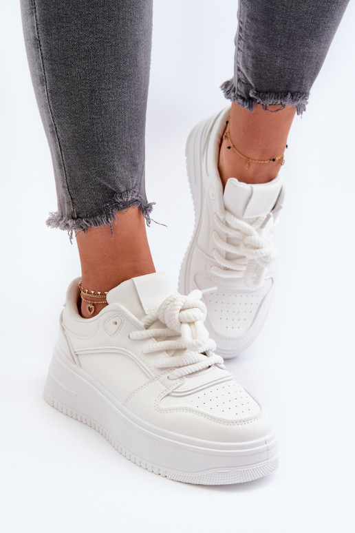 Chaussures modèle baskets avec plateforme en cuir écologique de couleur blanc Vhisper Chaussures modèle baskets avec plateforme en cuir écologique de couleur blanc Vhisper