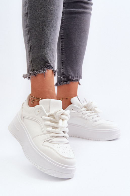 Chaussures modèle baskets avec plateforme en cuir écologique de couleur blanc Vhisper