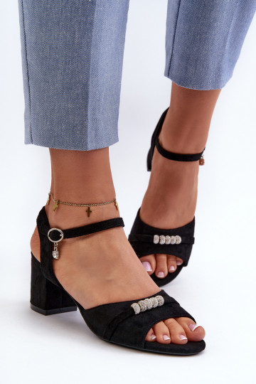 Sandales pour femmes en éco-daim à talons avec de beaux détails en noir Narhi