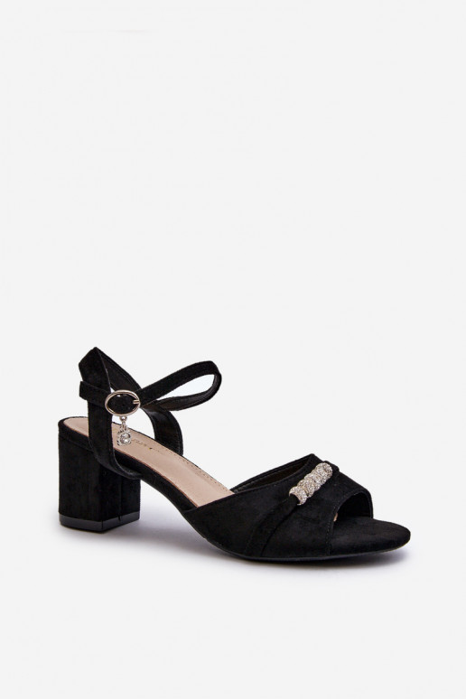 Sandales pour femmes en éco-daim à talons avec de beaux détails en noir Narhi
