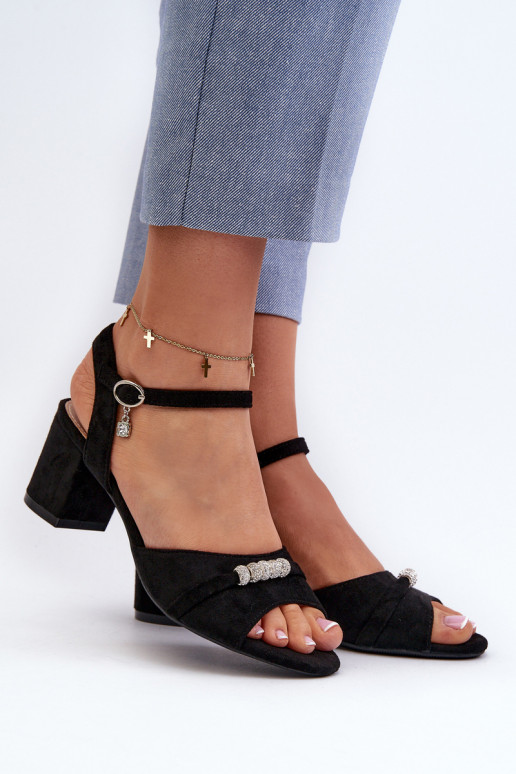 Sandales pour femmes en éco-daim à talons avec de beaux détails en noir Narhi