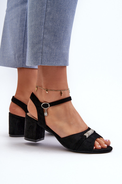 Sandales pour femmes en éco-daim à talons avec de beaux détails en noir Narhi