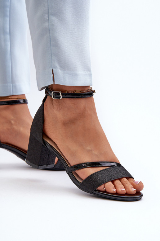 Sandales brillantes à talons bas de couleur noire Ploemis Sandales brillantes à talons bas de couleur noire Ploemis